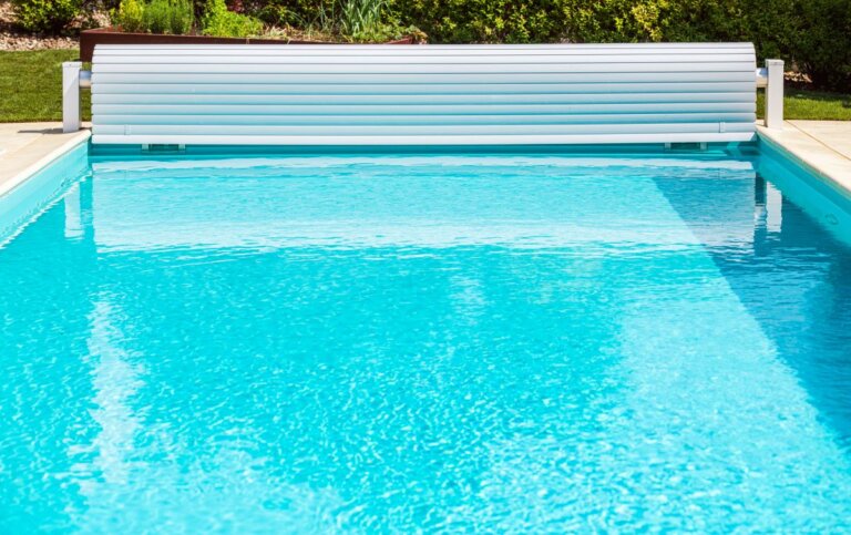 Quel est le prix d’un volet roulant de piscine ? Tarifs 2025