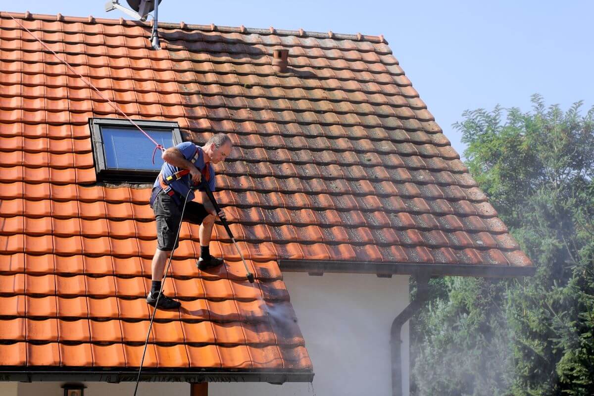 Quel est le prix au m² d&rsquo;un démoussage de toiture  ?